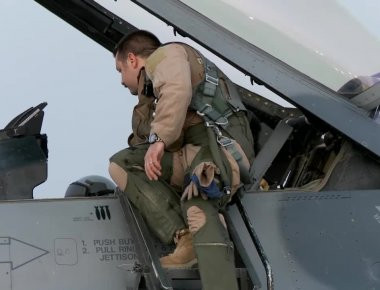 Βίντεο: Η προετοιμασία ενός F-16 «Fighting Falcon» της USAF πριν την απογείωση